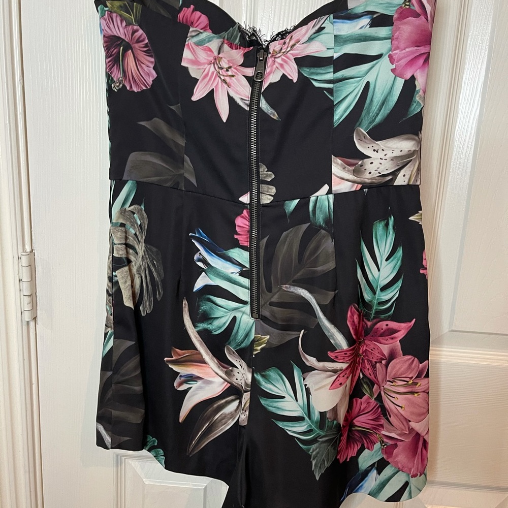 Guess romper w/pockets. - Picture 3 of 3